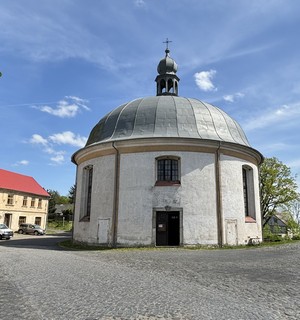 Freely accessible rotunda-shaped church in the center of Levins square