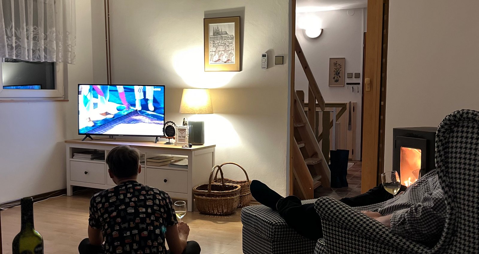 Common room with sofa bed, coffee table, air conditioning, TV and fireplace.
