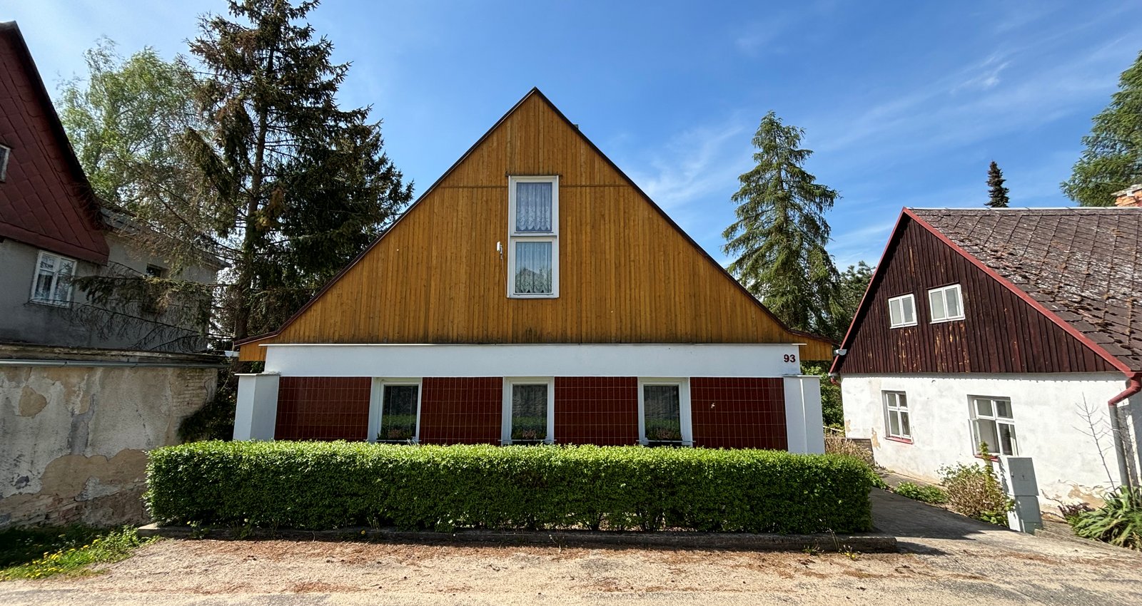 The modernly furnished cottage is available all year round and offers cosy accommodation for 7 people.