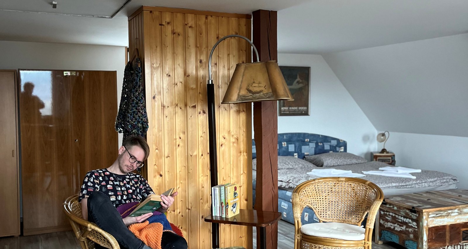In the attic there is a spacious bedroom with a double bed and two single beds, wardrobe and air conditioning.